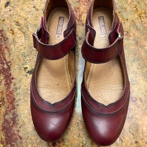 Pikolinos shoes. Size 40. I wear a size 10 and these fit perfect. Worn two times